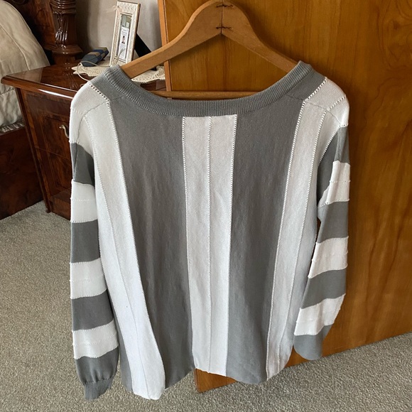 Woman’s top - Picture 2 of 2